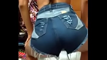 Bia dançando de shortinho