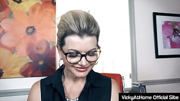 Sexy cougar vicky vette sexting with her boyfriend at the office