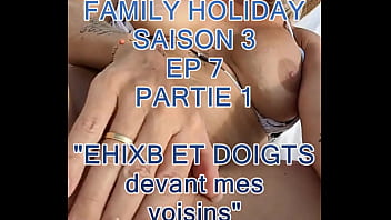 Ici tu as vidéo où je m'exhibe et me doigte sur le toit terrasse à la vue de