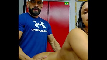 Kalena mitrak dei para o mecânico e tomei leitinho na sala de ferramentas da oficina