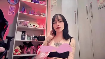 Sozinha no meu quarto mostrando meus peitinhos 。 。