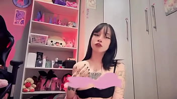 Sozinha no meu quarto mostrando meus peitinhos 。 。