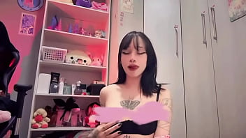 Sozinha no meu quarto mostrando meus peitinhos 。 。