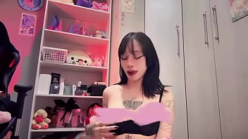 Sozinha no meu quarto mostrando meus peitinhos 。 。