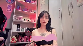 Sozinha no meu quarto mostrando meus peitinhos 。 。