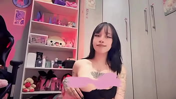 Sozinha no meu quarto mostrando meus peitinhos 。 。