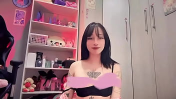 Sozinha no meu quarto mostrando meus peitinhos 。 。