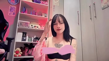 Sozinha no meu quarto mostrando meus peitinhos 。 。