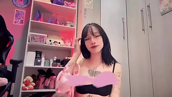 Sozinha no meu quarto mostrando meus peitinhos 。 。