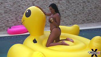 Maxine x plays with her pussy as she sunbathes in the pool