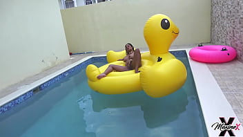 Maxine x plays with her pussy as she sunbathes in the pool