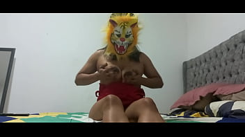 Una bella tigresa haciendo un baile erotico y una rica masturbada para sus fans