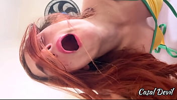 O meu irmão saiu e a namorada safada dele veio fazer uma visitinha no meu quarto