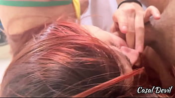 O meu irmão saiu e a namorada safada dele veio fazer uma visitinha no meu quarto