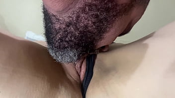 Eu só gozo se meu marido chupar minha buceta cor de rosa