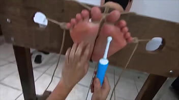 Cosquillas hasta que llora la muchacha