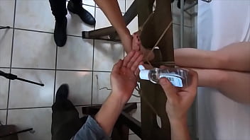 Cosquillas hasta que llora la muchacha