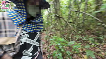 สาวไทย เดินหาเห็ดในป่าลึกจนปวดเยี่ยว