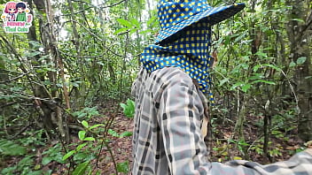 สาวไทย เดินหาเห็ดในป่าลึกจนปวดเยี่ยว