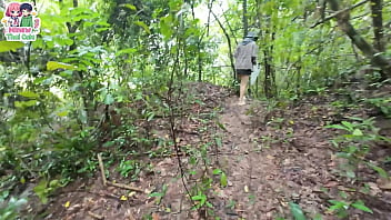 สาวไทย เดินหาเห็ดในป่าลึกจนปวดเยี่ยว