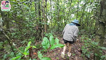 สาวไทย เดินหาเห็ดในป่าลึกจนปวดเยี่ยว