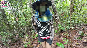 สาวไทย เดินหาเห็ดในป่าลึกจนปวดเยี่ยว