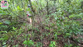 สาวไทย เดินหาเห็ดในป่าลึกจนปวดเยี่ยว