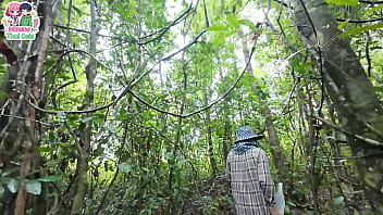 สาวไทย เดินหาเห็ดในป่าลึกจนปวดเยี่ยว