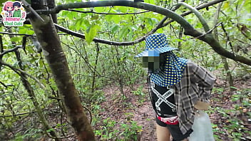 สาวไทย เดินหาเห็ดในป่าลึกจนปวดเยี่ยว