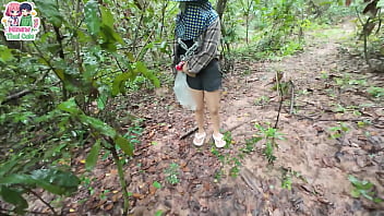 สาวไทย เดินหาเห็ดในป่าลึกจนปวดเยี่ยว