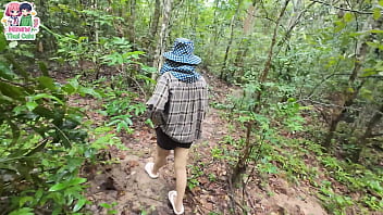 สาวไทย เดินหาเห็ดในป่าลึกจนปวดเยี่ยว