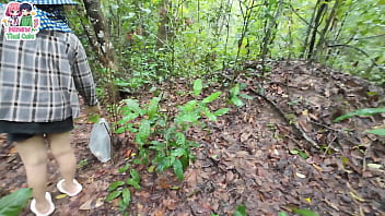 สาวไทย เดินหาเห็ดในป่าลึกจนปวดเยี่ยว