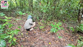 สาวไทย เดินหาเห็ดในป่าลึกจนปวดเยี่ยว