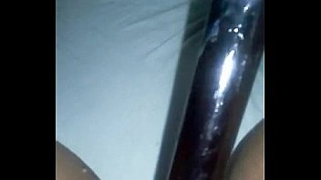 Gozando com pau de brinq