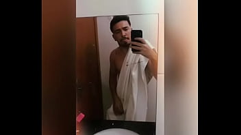 Cadê uma coroa para sentar nesse novinho