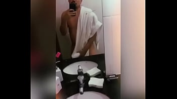 Cadê uma coroa para sentar nesse novinho