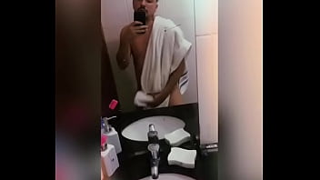 Cadê uma coroa para sentar nesse novinho