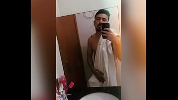 Cadê uma coroa para sentar nesse novinho