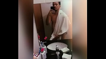 Cadê uma coroa para sentar nesse novinho