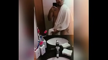 Cadê uma coroa para sentar nesse novinho