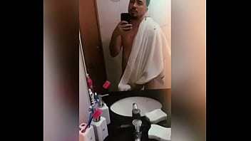 Cadê uma coroa para sentar nesse novinho