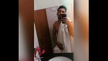 Cadê uma coroa para sentar nesse novinho