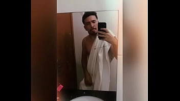 Cadê uma coroa para sentar nesse novinho