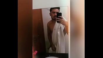 Cadê uma coroa para sentar nesse novinho