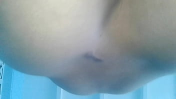 น้ำพุ่งเข้ารูหีของเธอ