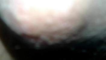 น้ำพุ่งเข้ารูหีของเธอ