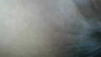 น้ำพุ่งเข้ารูหีของเธอ