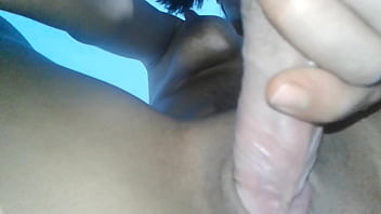 น้ำพุ่งเข้ารูหีของเธอ