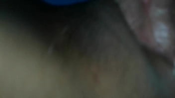 น้ำพุ่งเข้ารูหีของเธอ