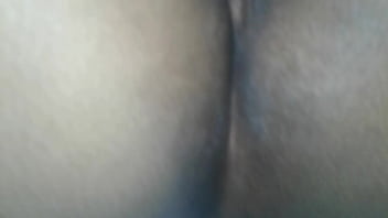 น้ำพุ่งเข้ารูหีของเธอ